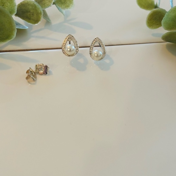 Avon 1980’s Silver Pearl Drop Earrings - Picture 4 of 7